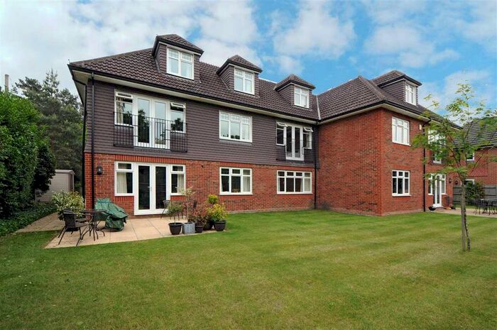 2 Bedroom Flat To Rent In St Sebastians Court, Nine Mile Ride, Wokingham, RG40