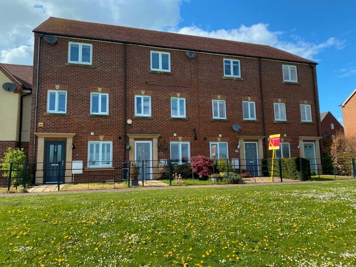 4 Bedroom Town House To Rent In Hedgerow Walk, Andover, SP11