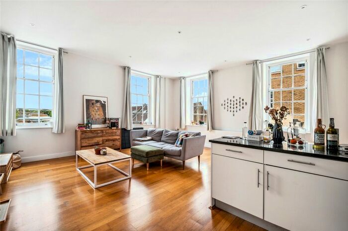 2 Bedroom Flat To Rent In Clapham Common Southside, Clapham, SW4