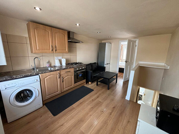 Flat To Rent In Eastern Avenue, IG2