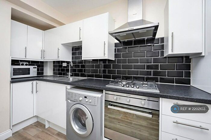 2 Bedroom Flat To Rent In Cable Street, London, E1