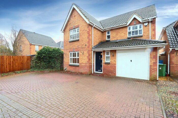 4 Bedroom Detached House To Rent In Heather Gardens, Farnborough, Hampshire, GU14