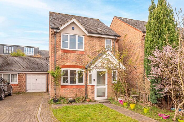 3 Bedroom Property To Rent In Earl Close, Friern Barnet, London, N11