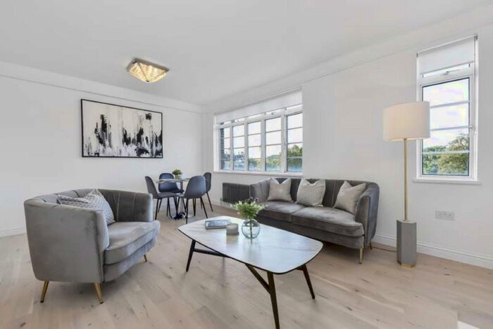 3 Bedroom Flat To Rent In Buckingham Palace Road, London, SW1W