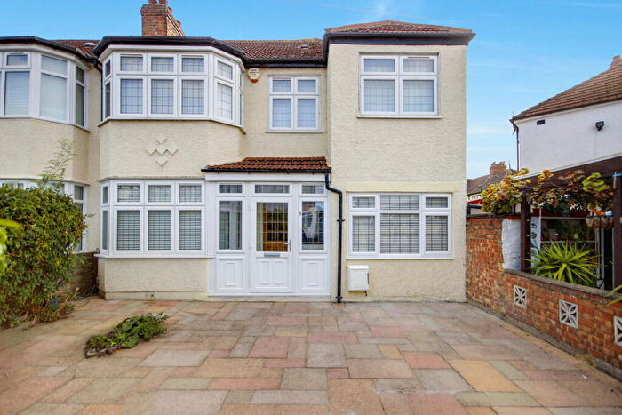 House For Sale In Broadlands Close, Enfield, EN3