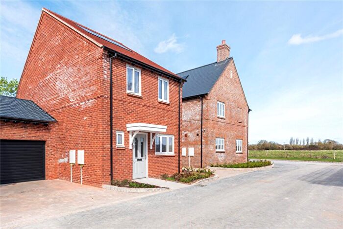 3 Bedroom Link Detached House For Sale In Rectory Woods, Ickford, Aylesbury, Buckinghamshire, HP18