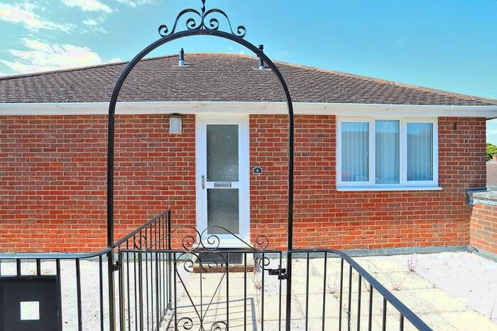 1 Bedroom Flat To Rent In - Lymington Road, Highcliffe, Dorset., BH23