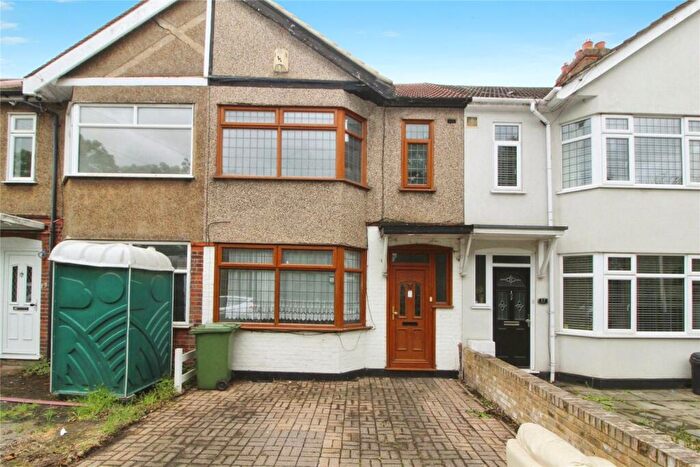 3 Bedroom Terraced House To Rent In Wentworth Way, Rainham, Essex, RM13