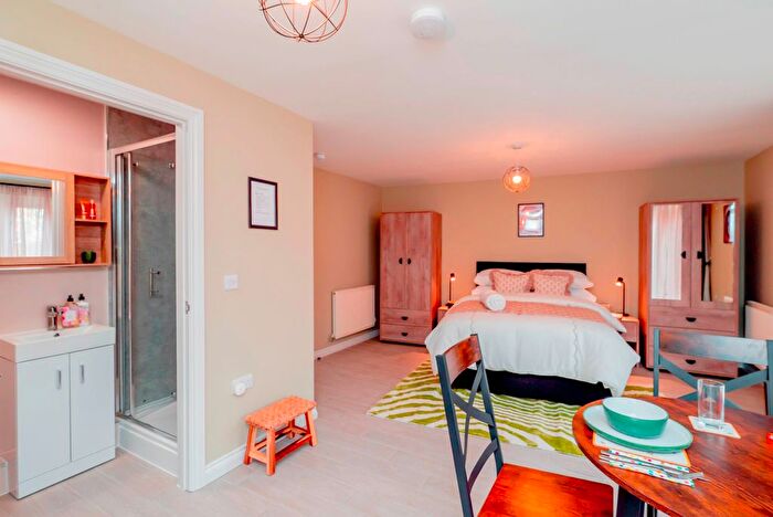 Terraced House To Rent In Stinsford Crescent, Swindon, SN25