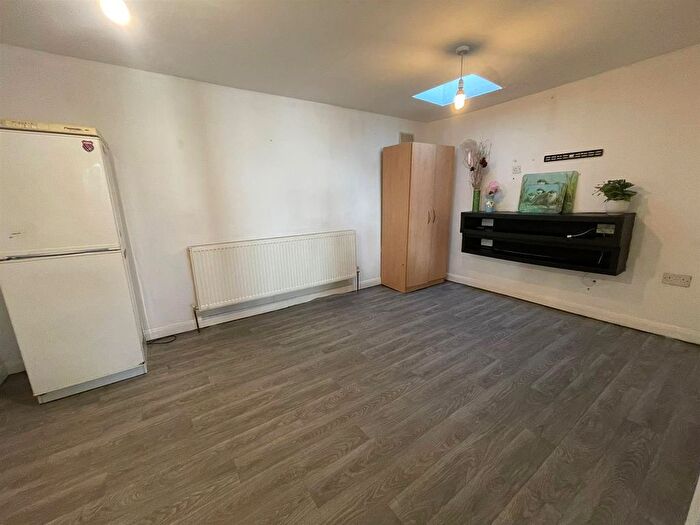 2 Bedroom Flat To Rent In Great West Road, Hounslow, TW5