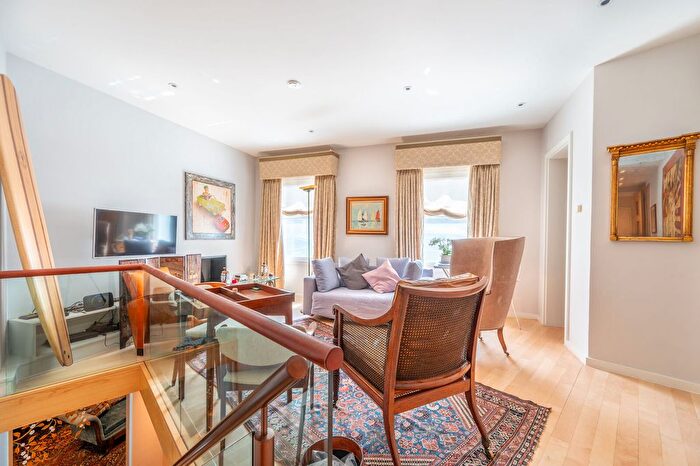 4 Bedroom Maisonette For Sale In Penzance Place, Holland Park, London, W11