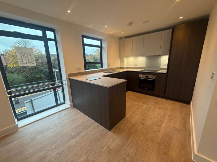 2 Bedroom Apartment To Rent In Belgrave Close, Oakwood, N14