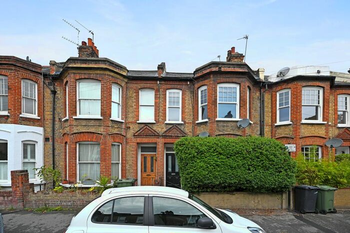 2 Bedroom Flat To Rent In Strathleven Road, London, SW2