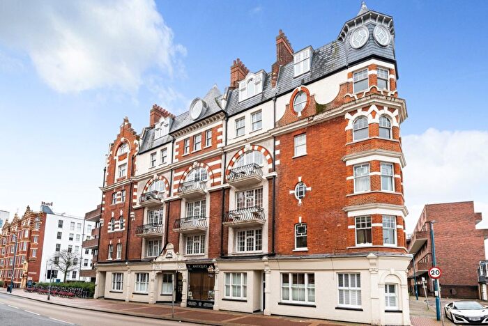 3 Bedroom Flat To Rent In Lower Richmond Road, Putney, London, SW15