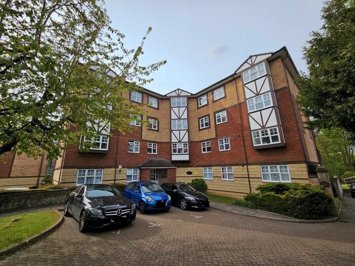 3 Bedroom Apartment To Rent In Knights Field, Luton, LU2