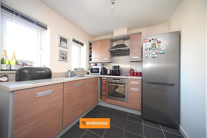 2 Bedroom Flat For Sale In Russett Way, Dunstable, LU5