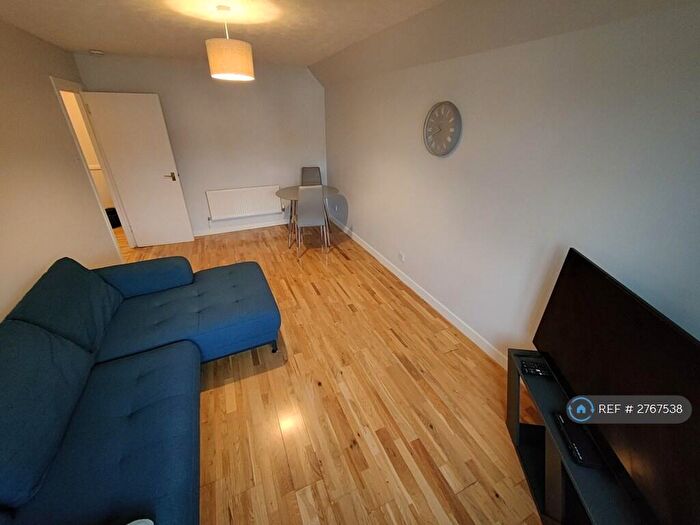 2 Bedroom Flat To Rent In Hawthornden Place, Edinburgh, EH7