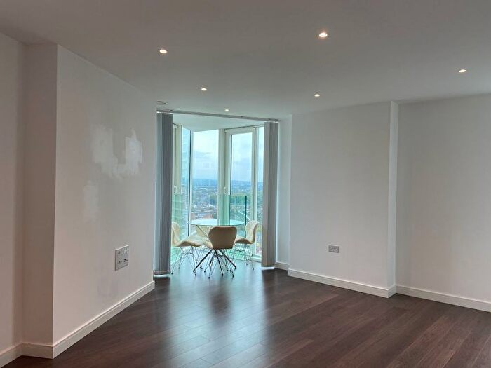 2 Bedroom Flat To Rent In Saffron Central Square, Pinnacle Apartments, CR0