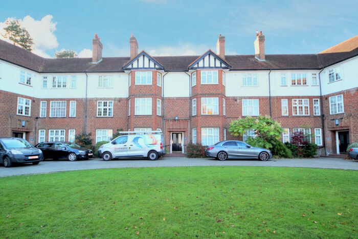 2 Bedroom Flat To Rent In The Green, Winchmore Hill, N21