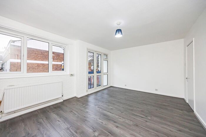 3 Bedroom Flat For Sale In Daubeney Road, London, Clapton, Hackney, E5 - Photo 3