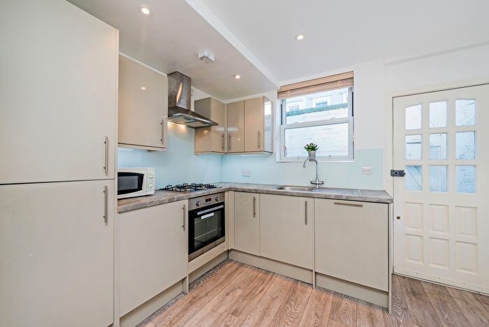 1 Bedroom Flat To Rent In Campden Hill Gardens, London, W8