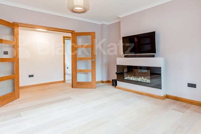 2 Bedroom Flat To Rent In Great Percy Street, Kings Cross - Clerkenwell, WC1X