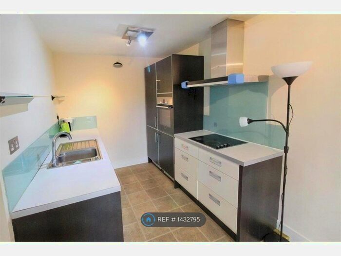 2 Bedroom Flat To Rent In Plover Road, Huddersfield, HD3