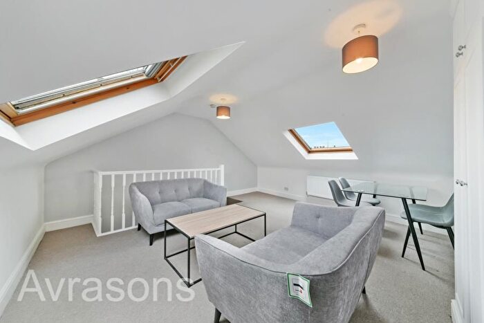 3 Bedroom Flat To Rent In Heyford Avenue, Vauxhall, SW8