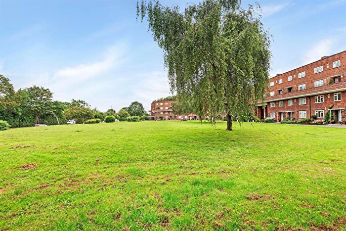 3 Bedroom Flat To Rent In Windermere Court, Lonsdale Road, London, SW13