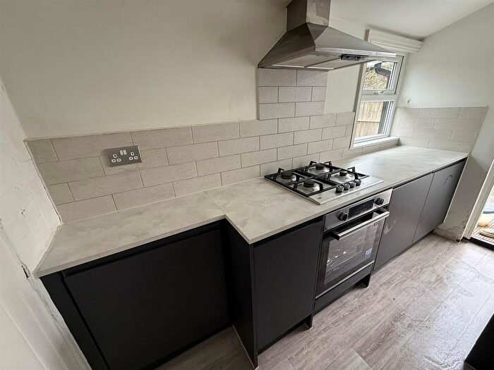 2 Bedroom End Terrace House To Rent In West Street, Rochford, SS4