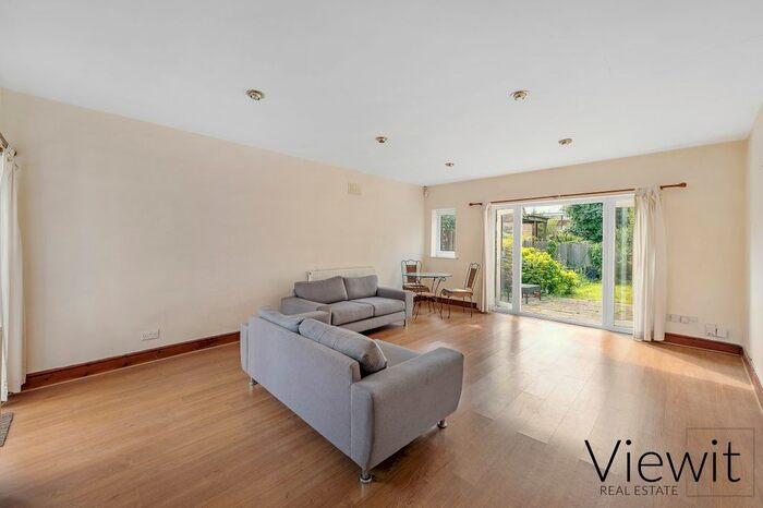 2 Bedroom Flat To Rent In Gap Road, London, SW19