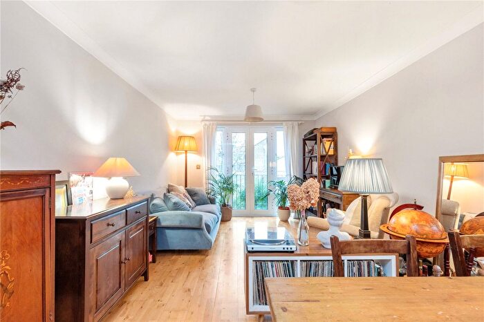 2 Bedroom Flat For Sale In Clissold Road, London, N16