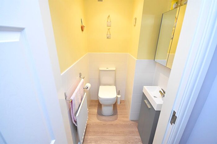 5 Bedroom Detached House For Sale In Sandpiper Close, Macclesfield, SK10