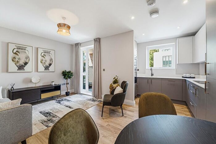 1 Bedroom Apartment For Sale In Willowside House, Oaklands Park, Esher, KT10