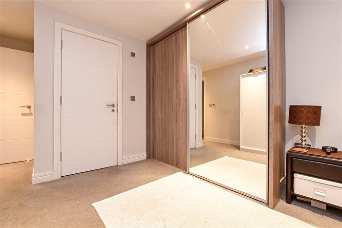 2 Bedroom Flat For Sale In Croydon Road, Caterham, Surrey, CR3