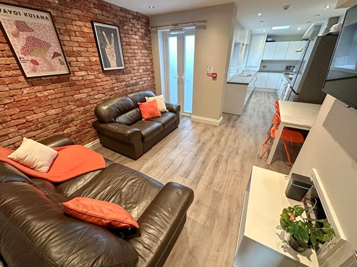 1 Bedroom House To Rent In Cameron Street, L7