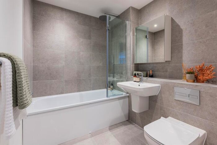 2 Bedroom Flat For Sale In Grand Avenue, Hove, BN3