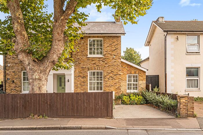 3 Bedroom Semi-Detached House For Sale In Consort Road, London, SE15