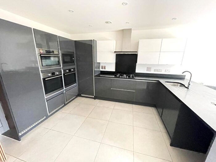 5 Bedroom Semi-Detached House To Rent In Albuhera Mews, Mill Hill, NW7