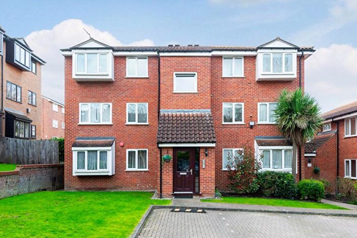 2 Bedroom Flat To Rent In Newton Avenue, London, N10