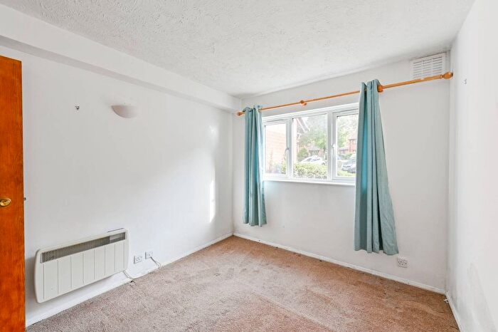 1 Bedroom Flat For Sale In Abbey Drive, Tooting, London, SW17