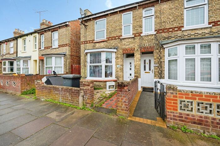 3 Bedroom End Terrace House For Sale In Gratton Road, Bedford, Bedfordshire, MK40