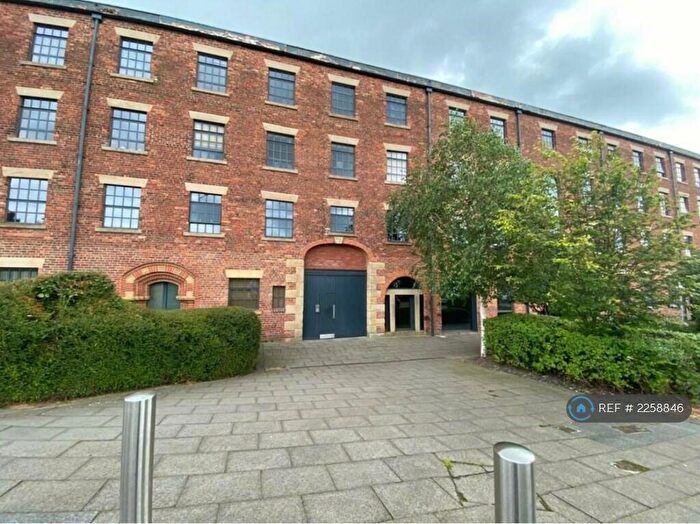 2 Bedroom Flat To Rent In Castle Street, Stalybridge, SK15