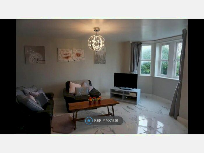2 Bedroom Flat To Rent In Park Drive, Huuddersfield, HD1