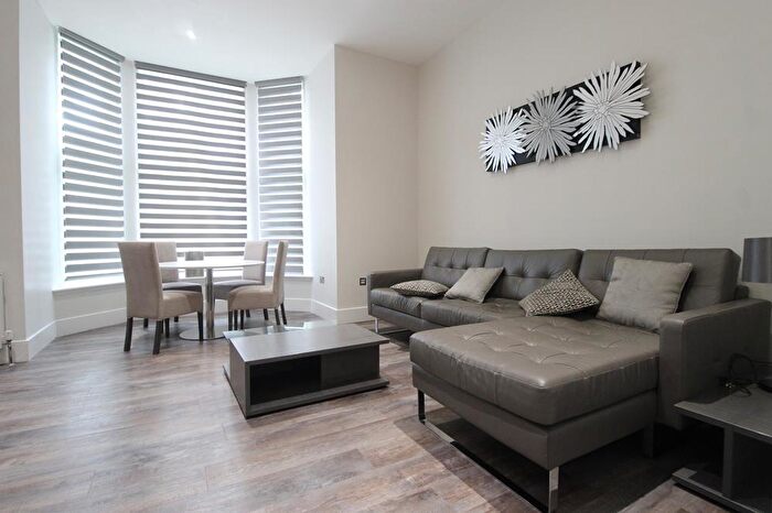 3 Bedroom Flat To Rent In Devanha Gardens, Flat A (Apartment ), AB11
