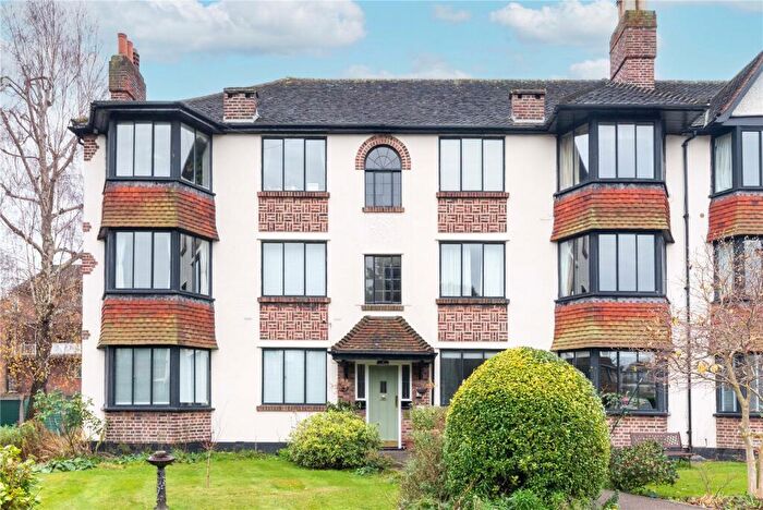 2 Bedroom Flat To Rent In Forest Court, Snaresbrook, London, E11