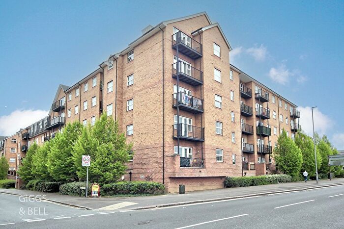 2 Bedroom Flat For Sale In The Academy, Holly Street, Luton, Bedfordshire, LU1