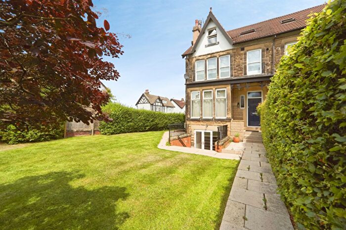 2 Bedroom Flat For Sale In Street Lane, Leeds, LS8