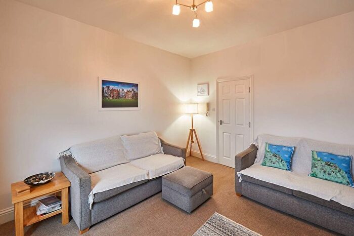 2 Bedroom Flat To Rent In West Cliff, YO21