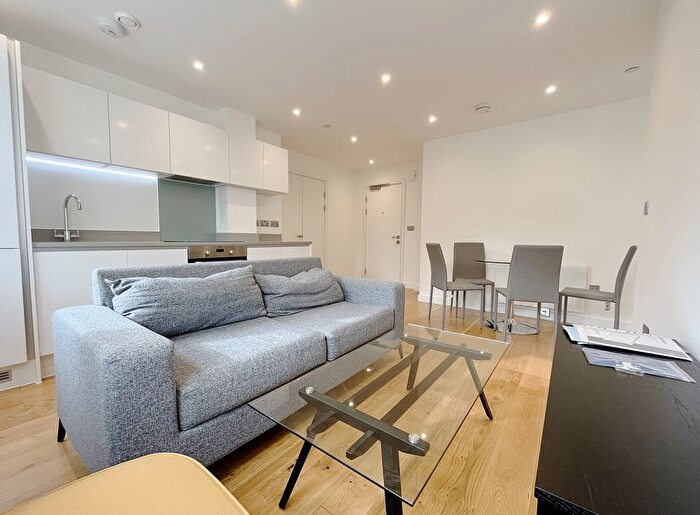 1 Bedroom Flat To Rent In Dolphin Bridge House, Rockingham Road, Uxbridge, UB8